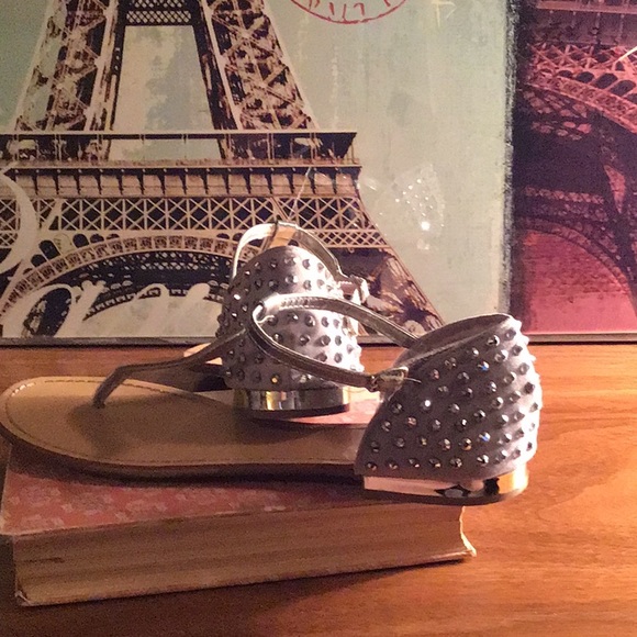 Bamboo Silver T-strap Sandals - Picture 4 of 9